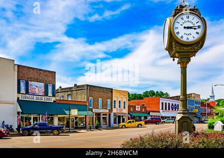 Un orologio di strada a quattro lati si trova nel centro del centro, 13 giugno 2012, a Water Valley, Mississippi. Foto Stock