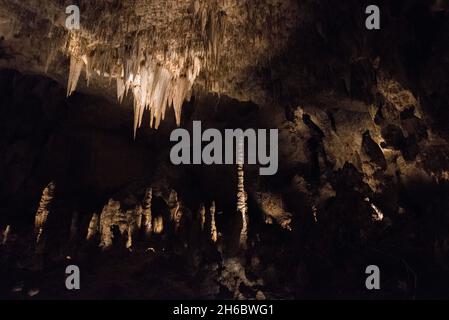 Scenografica grotta illuminata nel Carlsbad Caverns National Park, USA Foto Stock