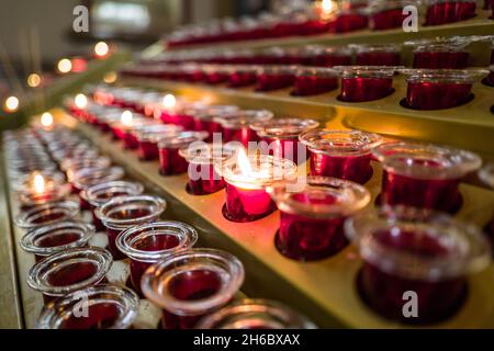 preghiera candela votivi in fila in chiesa Foto Stock