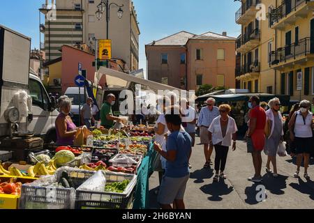 Il mercato settimanale con bancarelle alimentari nel centro della città di Alassio in estate, Savona, Liguria, Italia Foto Stock
