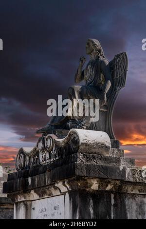 Bella statua su una cripta di un cimitero di New Orleans, USA Foto Stock