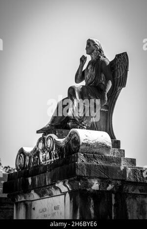 Bella statua su una cripta di un cimitero di New Orleans, USA Foto Stock