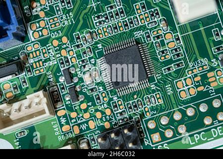 Scheda madre elettronica a circuito integrato con microchip, componenti del computer mancanti Foto Stock