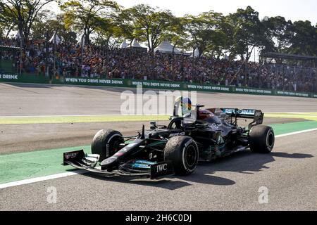 San Paolo, Brasile, 14/11/2021, 44 HAMILTON Lewis (gbr), Mercedes AMG F1 GP W12 e Performance, azione che celebra la vittoria con la bandiera brasiliana durante la Formula 1 Heineken Grande Premio De Sao Paulo 2021, Gran Premio di San Paolo, 19° round del Campionato del mondo di Formula uno FIA 2021 dal 12 al 14 novembre 2021 sul circuito Interlagos, a San Paolo, Brasile - Foto: DPPI/DPPI/LiveMedia Foto Stock