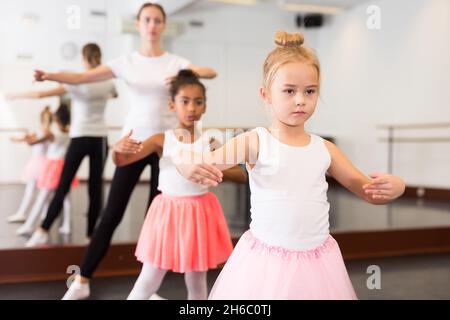 Due ragazze che praticano elementi coreografici Foto Stock