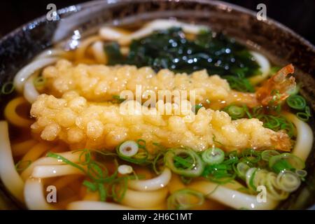 Vista ravvicinata dall'alto, zuppa di noodle Tempura Udon. Foto Stock