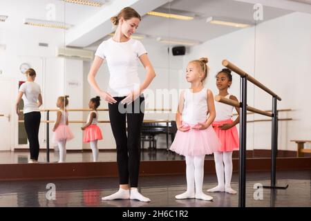 Due ragazze che praticano elementi coreografici Foto Stock