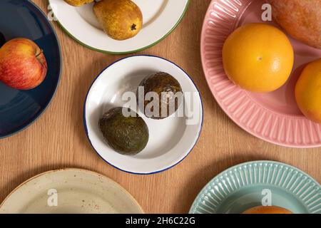 Set di piatti assortiti con frutta, pompelmo maturo, avocado, pere e mele rosse Foto Stock