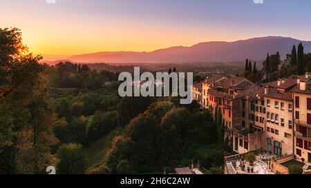 Vista panoramica di Asolo (provincia di Treviso, veneto, Italia) antichi edifici e campagna al tramonto in autunno, montagne sullo sfondo Foto Stock