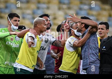 Rio de Janeiro, Brasile. 14 novembre 2021. Giocatore di Fluminense e Palmeiras argomentare durante la partita di calcio Campeonato Brasileiro (Lega Nazionale Brasiliana) tra Fluminense e Palmeiras al Maracana Stadium di Rio de Janeiro, Brasile, il 14 novembre 2021. Andre Borges/SPP Credit: SPP Sport Press Photo. /Alamy Live News Foto Stock