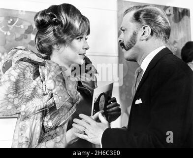 Shirley MacLaine, Richard Attenborough, on-set of the Film, 'The Bliss of Mrs Blossom', Paramount Pictures, 1968 Foto Stock