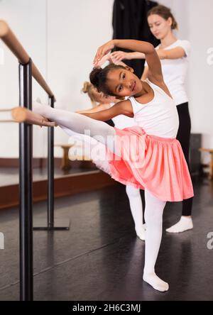 Allenatore di balletto che insegna due bambine Foto Stock