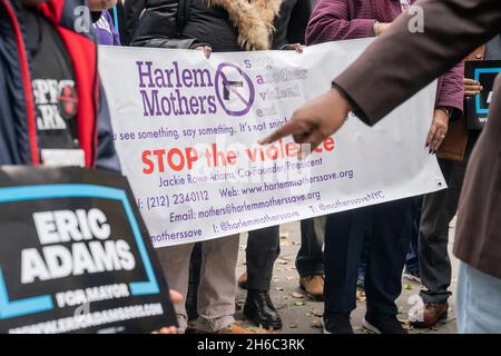 New York, Stati Uniti. 14 novembre 2021. Attivisti contro la violenza delle armi hanno organizzato un raduno a sostegno del sindaco eletto Eric Adams, Chi è stato minacciato dal co-fondatore del BLM di New York Hawk Newsome che ha giurato ci saranno “rivolte”, “fuoco” e “spargimento di sangue” se il sindaco-eletto Eric Adams seguirà la sua promessa di riportare i poliziotti anti-crimine per combattere l’impennata di crimini violenti da parte di New York. Il Rally si è tenuto presso il City Hall Park di New York il 14 novembre 2021. (Foto di Lev Radin/Sipa USA) Credit: Sipa USA/Alamy Live News Foto Stock