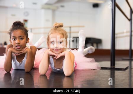 Due bambine che praticano elementi di balletto Foto Stock