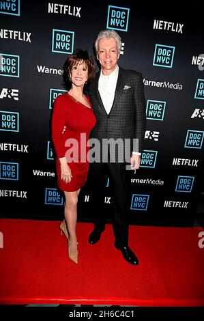 Deana Martin, figlia di DeanMartin e del marito John Griffeth, partecipa alla proiezione "DEAN MARTIN: KING OF COOL" al Doc NYC Festival al Doc NYC Festival il 14 novembre 2021 al SVA Theatre di New York, New York, USA. Robin Platzer/ Twin Images/ Credit: Sipa USA/Alamy Live News Foto Stock