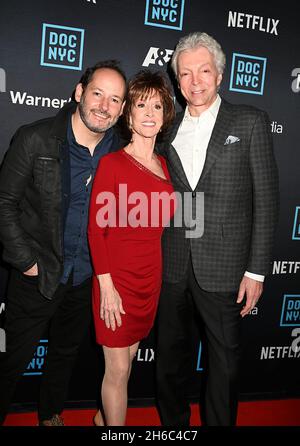 Tom Donahue, Deana Martin, figlia di DeanMartin e il marito John Griffeth partecipano alla proiezione "DEAN MARTIN: KING OF COOL" al Doc NYC Festival al Doc NYC Festival il 14 novembre 2021 al SVA Theatre di New York, New York, USA. Robin Platzer/ Twin Images/ Credit: Sipa USA/Alamy Live News Foto Stock