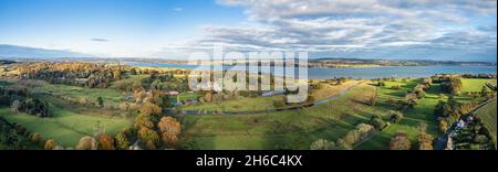 Panorama sul castello e parco di Powderham da un drone in colori autunnali, Exeter, Devon, Inghilterra, Europa Foto Stock