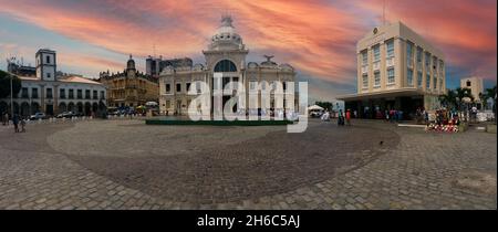 Foto panoramica della piazza di fronte all'ascensore Lacerda a Salvador Bahia Brasile Foto Stock