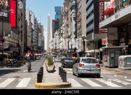 Traffico su Corrientes Avenue in direzione dell'obelisco Buenos Aires, Argentina Foto Stock