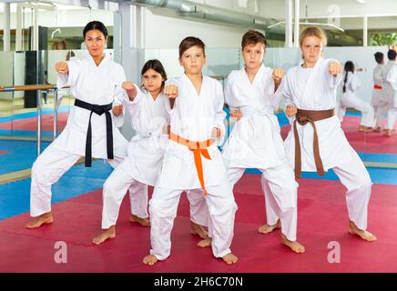 Bambini in uniforme karate che si esibiscono kata Foto Stock