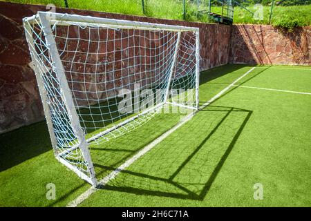 Calcio o obiettivo di calcio su un piccolo campo dilettante. Foto Stock