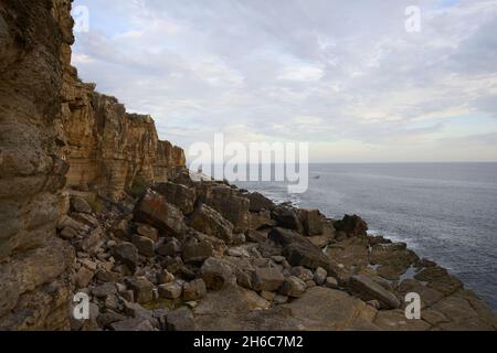 Splendida vista sulle rocce di Cascais, Portogallo Foto Stock