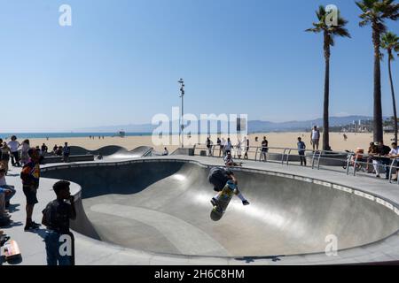 Los Angeles, CA - 9 agosto 2021: Pista di pattinaggio sulla spiaggia di Venezia con i ragazzi che praticano all'aperto Foto Stock