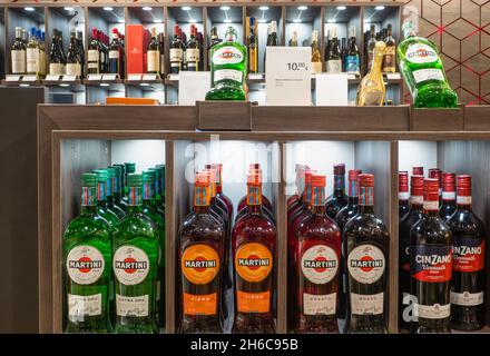 Kiev, Ucraina. 2 novembre 2021. Vermouth Martini e Cinzano sono stati esposti su uno scaffale del negozio Duty Free all'Aeroporto Internazionale di Boryspil. (Foto di Igor Golovniov/SOPA Images/Sipa USA) Credit: Sipa USA/Alamy Live News Foto Stock