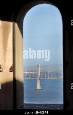 Bay Bridge visto da una delle finestre panoramiche della Coit Tower a San Francisco Foto Stock