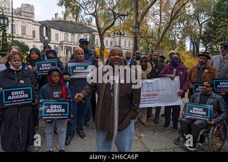 NEW YORK, NY - 14 NOVEMBRE: Geoffrey Davis, direttore esecutivo della James E. Davis Stop violence Foundation parla durante un raduno al City Hall Park il 14 novembre 2021 a New York City. Attivisti contro la violenza delle armi hanno organizzato un raduno a sostegno del sindaco eletto Eric Adams, Chi è stato minacciato dal co-fondatore del BLM di New York Hawk Newsome che ha giurato ci saranno 'disordini, 'fuoco' e 'spargimento di sangue' se il sindaco-eletto Eric Adams segue con la sua promessa di riportare i poliziotti anti-crimine di New York per combattere l'impennata di crimini violenti di New York. Una coalizione di attivisti della comunità nera e bruna mostra solida Foto Stock