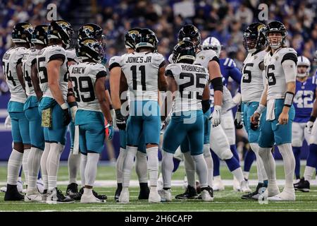 Indianapolis, Indiana, Stati Uniti. 14 novembre 2021. L'offesa dei Jacksonville Jaguars si accanisce durante la partita tra i Jacksonville Jaguars e gli Indianapolis Colts al Lucas Oil Stadium di Indianapolis, Indiana. (Credit Image: © Scott Stuart/ZUMA Press Wire) Foto Stock