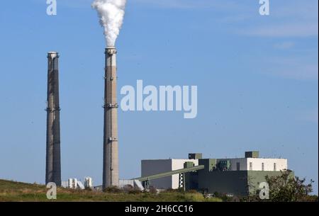 Orlando, Stati Uniti. 14 novembre 2021. Lo Stanton Energy Center, una centrale elettrica alimentata a carbone, si trova a Orlando. L'impianto dovrebbe passare dalla combustione del carbone all'utilizzo del gas naturale entro il 2027. I colloqui sul clima delle Nazioni Unite si sono conclusi il 13 novembre 2021 con un accordo che per la prima volta ha preso di mira i combustibili fossili come fattore chiave del riscaldamento globale, anche se i paesi dipendenti dal carbone hanno insistito sulle obiezioni dell’ultimo minuto. Credit: SOPA Images Limited/Alamy Live News Foto Stock