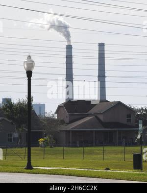 Orlando, Stati Uniti. 14 novembre 2021. A Orlando si possono vedere i doppi fumetti dello Stanton Energy Center, una centrale elettrica a carbone. L'impianto dovrebbe passare dalla combustione del carbone all'utilizzo del gas naturale entro il 2027. I colloqui sul clima delle Nazioni Unite si sono conclusi il 13 novembre 2021 con un accordo che per la prima volta ha preso di mira i combustibili fossili come fattore chiave del riscaldamento globale, anche se i paesi dipendenti dal carbone hanno insistito sulle obiezioni dell’ultimo minuto. Credit: SOPA Images Limited/Alamy Live News Foto Stock