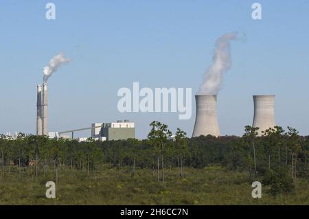 Orlando, Stati Uniti. 14 novembre 2021. Lo Stanton Energy Center, una centrale elettrica alimentata a carbone, si trova a Orlando. La centrale elettrica dovrebbe passare dalla combustione del carbone all'utilizzo del gas naturale entro il 2027. I colloqui sul clima delle Nazioni Unite si sono conclusi il 13 novembre 2021 con un accordo che per la prima volta ha preso di mira i combustibili fossili come fattore chiave del riscaldamento globale, anche se i paesi dipendenti dal carbone hanno insistito sulle obiezioni dell’ultimo minuto. (Foto di Paul Hennessy/SOPA Images/Sipa USA) Credit: Sipa USA/Alamy Live News Foto Stock