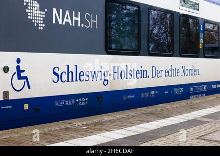 Friedrichstadt, Germania. 14 novembre 2021. Sulla pista di Friedrichstadt si trova un treno regionale espresso. Il 1° novembre 2021, l'espansione della capacità della Marschbahn, finanziata dallo Stato di Schleswig-Holstein e Deutsche Bahn, è giunta al termine. L'obiettivo era quello di fornire più seggi. Credit: Frank Molter/dpa/Alamy Live News Foto Stock