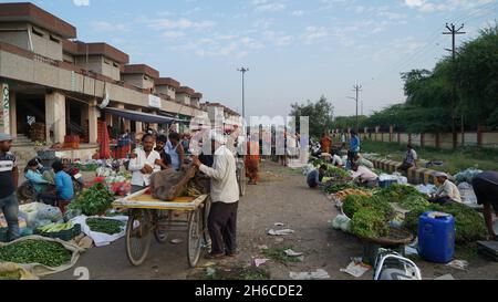 Alta risoluzione: Vivace mercato delle verdure in India #india #indianbazaar #vegetablemarketindia #freshproduceindia #spicesindia #veg Foto Stock