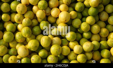 Immagine ad alta risoluzione: Limoni freschi in un vivace mercato vegetale Foto Stock