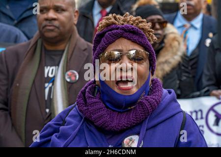 Jackie Rowe-Adams, co-fondatore di Harlem Mothers S.A.V.E parla durante un raduno al City Hall Park a New York City. Attivisti contro la violenza delle armi hanno organizzato un raduno a sostegno del sindaco eletto Eric Adams, Chi è stato minacciato dal co-fondatore del BLM di New York Hawk Newsome che ha giurato ci saranno 'disordini, 'fuoco' e 'spargimento di sangue' se il sindaco-eletto Eric Adams segue con la sua promessa di riportare i poliziotti anti-crimine di New York per combattere l'impennata di crimini violenti di New York. Una coalizione di attivisti della comunità Black and Brown dimostra solidarietà con il sindaco-eletto Eric Adams e il suo piano per combattere la violenza delle armi espec Foto Stock