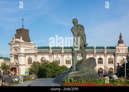 Vista posteriore del monumento a Musa Jalil. Maniglioni in acciaio sul monumento al poeta patriota sovietico Tatar e combattente di resistenza Musa Jalil in Russia. Memoria di lui Foto Stock