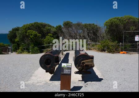 Big Guns - puntare da nessuna parte. Questi enormi pezzi di artiglieria sono una reliquia di 2 guerre mondiali, dove proteggevano Port Phillip e Melbourne dagli invasori. Foto Stock