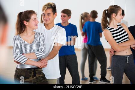 Positivo ragazzi e ragazze che ballano valzer Foto Stock