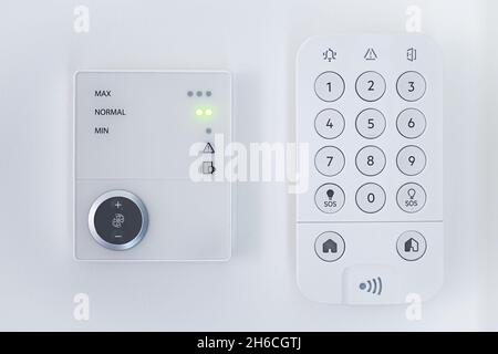 Tastiera del pannello di sicurezza domestica e pannello dell'aria condizionata Foto Stock