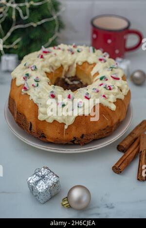 torta di natale con canne di caramelle Foto Stock