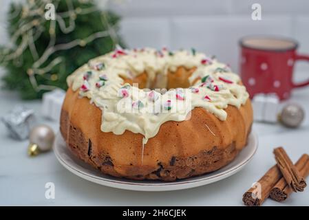 torta di natale con canne di caramelle Foto Stock