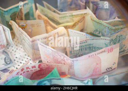 Varie banconote colorate, per lo più la penisola araba di rana. Saudi riyal, Kuwait dinar, Qatar riyal, Norigan Krone Foto Stock