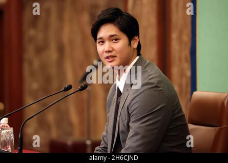 Tokyo, Giappone. 15 Nov 2021. Il giocatore giapponese di baseball professionale Shohei Ohtani che gioca ai Los Angeles Angels di Major Legue Baseball parla al Japan National Press Club di Tokyo lunedì 15 novembre 2021. Ha segnato un record eccezionale di 9 WIN-2 perdita per il lancio e 46 homer per la batting nella stagione 2021. Credit: Yoshio Tsunoda/AFLO/Alamy Live News Foto Stock