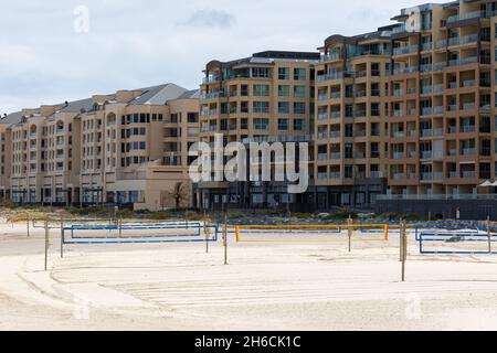 I campi da Beach volley glenelg senza persone in una giornata di sole luminoso in Australia Meridionale il 15 novembre 2021 Foto Stock