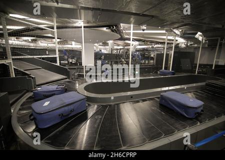 Bucarest, Romania - 11 Novembre, 2021: Sistema di smistamento bagagli all'interno di un aeroporto di Bucarest è presentato alla stampa. Foto Stock