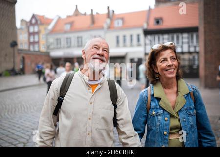 Ritratto di coppie anziane felice turisti all'aperto in città storica Foto Stock