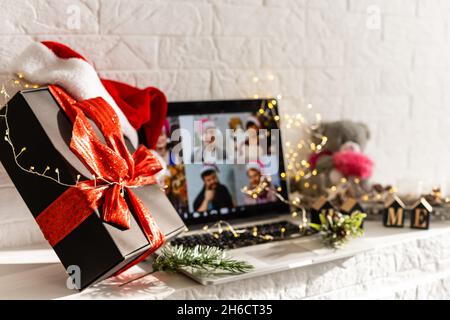 Giorno di Natale Virtual meeting team telelavoro. Videochiamata di famiglia in conferenza remota. Visualizzazione dello schermo della webcam del computer portatile. Diversi ritratti si incontrano Foto Stock